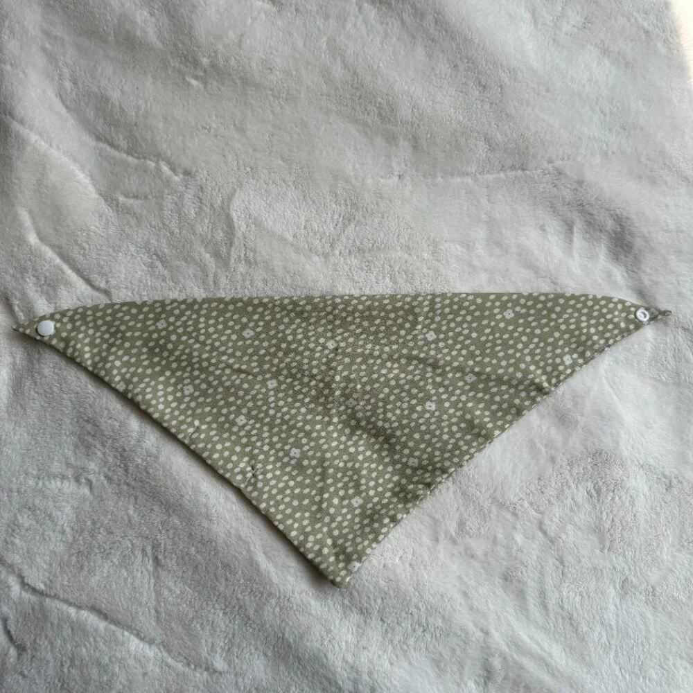 NWT Loic by Design Ditsy Daisy Floral Dog Bandana, Taupe + White, Size Medium